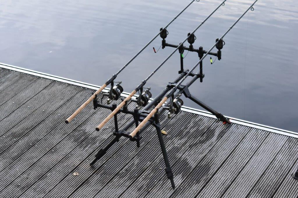 Cannes À Pêche À La Carpe Debout Sur Un Rod Pod Près Du Lac Au