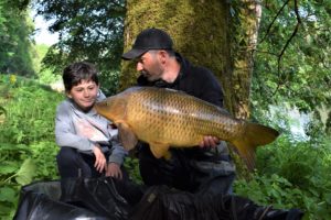 carpe en rivière en été