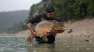 pêcher la carpe seul ou 2 deux