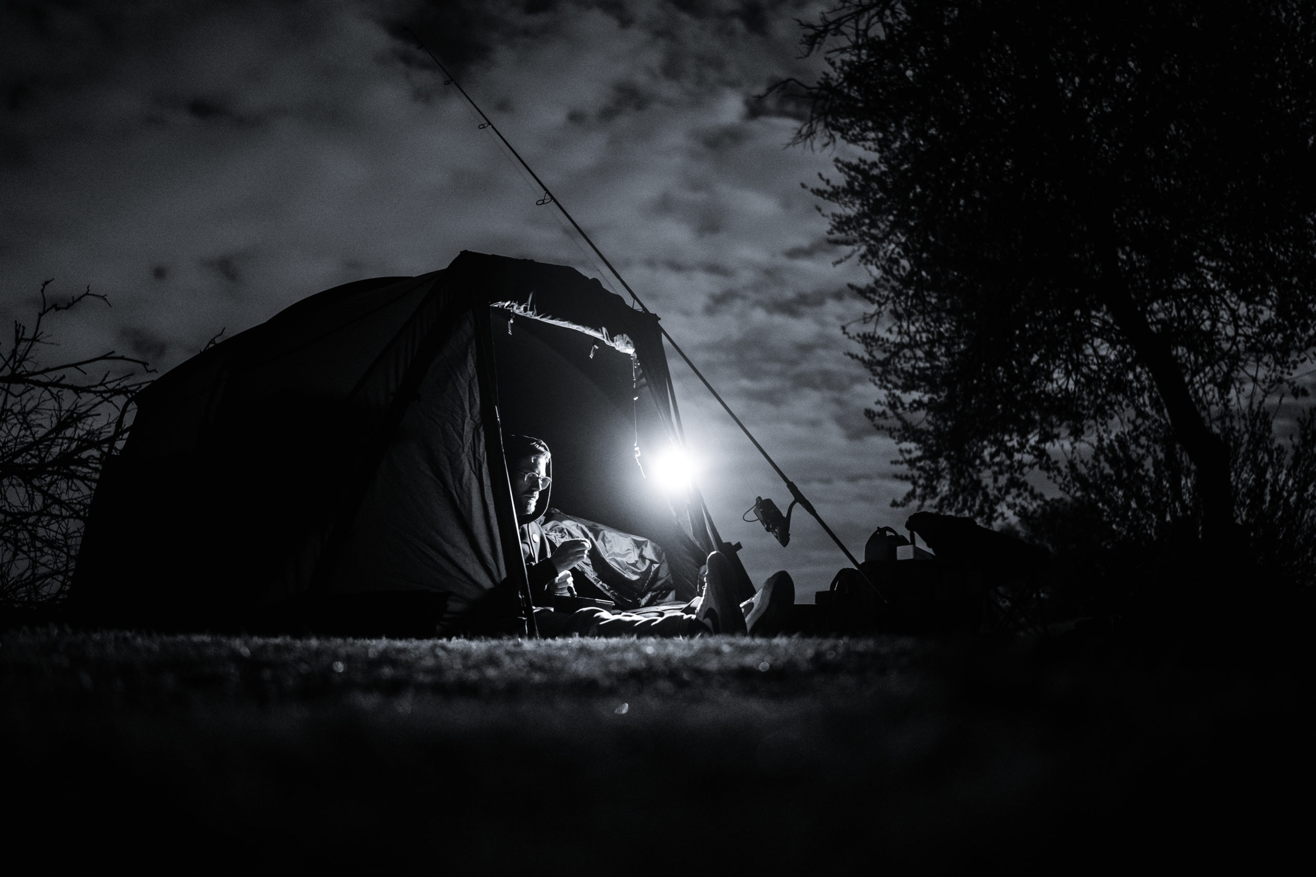 Bien pêcher la carpe de nuit : techniques, matériel et conseils